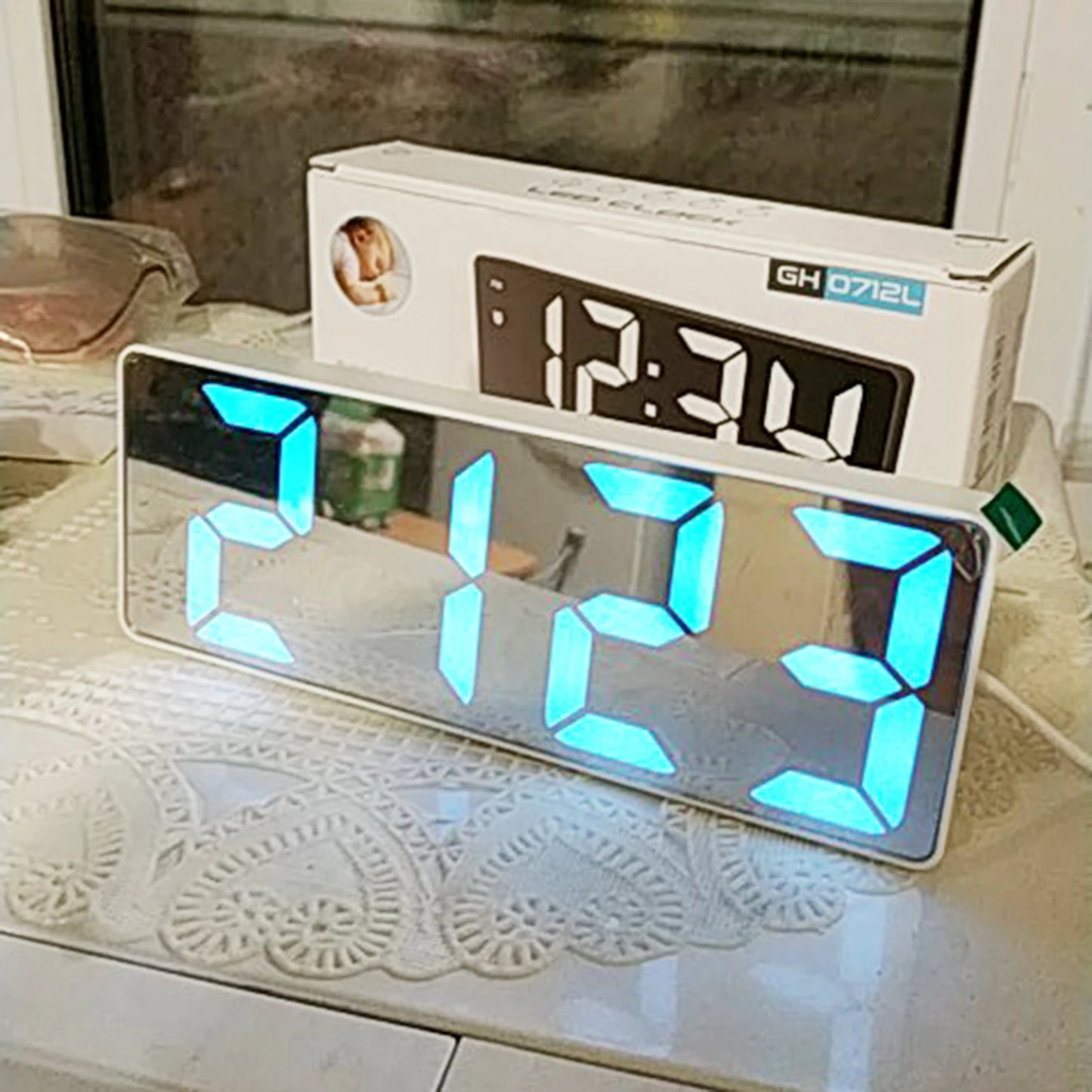 LED Screen Digital USB Wake Up FM Radio Time Projector Table Clock with Temperature Humidity Date Week Display Clock Home Decor