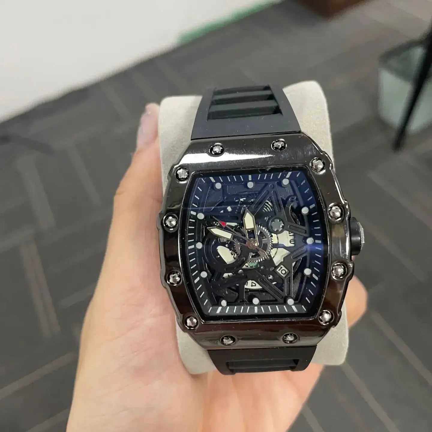 UTHAI Watch For Men sporty Domineering Trendy Waterproof Barrel Shaped Man Original Wristewatch Male Quartz Clock Watches Gift